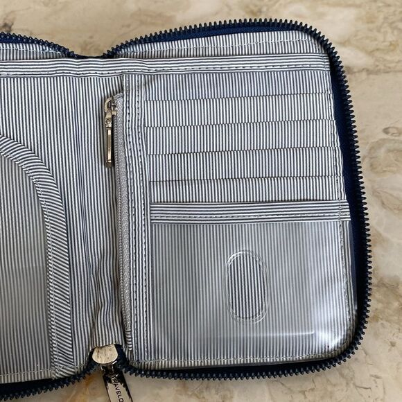 Travelon RFID Blocking Single Zip Nylon Wallet - Picture 10 of 12